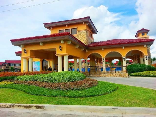 Cozy Relaxing 2 Bedroom House, Camella Bacolod, near airport, malls, terminals Esterno foto